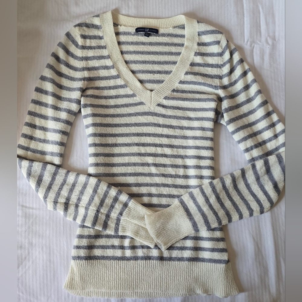 GAP Y2K Casual Cozy V-Neck Sweater with Nautical Stripes
